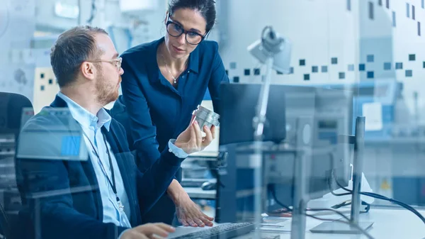 Modern Electronics Factory: La supervisora habla con un ingeniero eléctrico masculino que trabaja en computadoras con software CAD. Desarrollo de PCB, Microchips, Semiconductores y Equipos de Telecomunicaciones — Foto de Stock