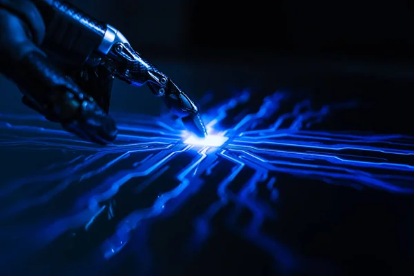 Концепция цифровизации: Футуристическая рука робота взаимодействует с экраном, прикосновения пальцев отображаются и активизирует искусственный интеллект. Визуализация в машинном обучении, технологии, науке — стоковое фото