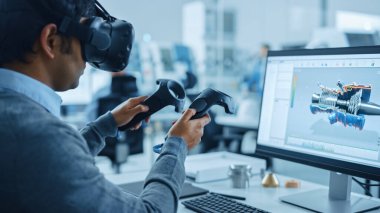 Modern Endüstriyel Fabrika: Sanal Gerçeklik Kulaklığı Giyen Makine Mühendisi, Holding Controllers, Endüstriyel Tasarım, Geliştirme ve Bilgisayar üzerine CAD Yazılımda VR teknolojisi kullanıyor.