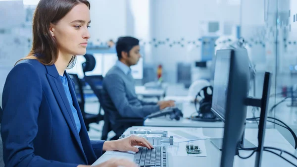 Portrait Shot of Mechanical Engineer Working on Personal Computers. Usine industrielle avec machines CNC de haute technologie — Photo