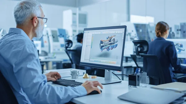 Σύγχρονο Βιομηχανικό Εργοστάσιο: Ομάδα Μηχανολόγων Μηχανικών που εργάζονται σε υπολογιστές, χρησιμοποιώντας νεότερες συσκευές υψηλής τεχνολογίας, όπως ακουστικά εικονικής πραγματικότητας για το σχεδιασμό Best Engines. 3D γραφικά στη σύγχρονη βιομηχανία — Φωτογραφία Αρχείου