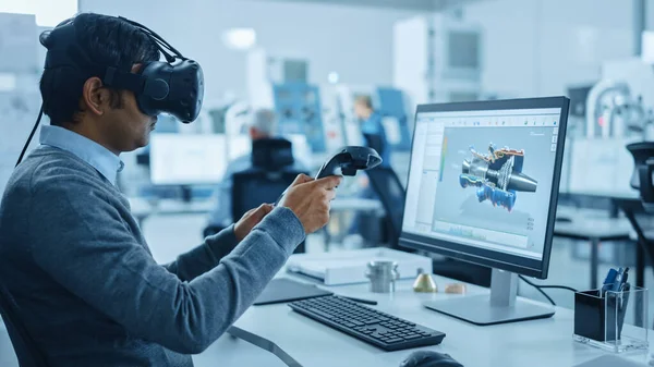 Modern Industrial Factory: Mechanical Engineer Wearing Virtual Reality Headset, Holding Controllers, Uses VR technology for Industrial Design, Development and Prototyping in CAD Software on Computer. — Stock Photo, Image