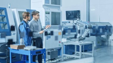 Fabrika atölyesinde: İşçiler Yüksek Teknoloji Endüstriyel CNC Makineleri, Robot Kolu kullanıyor. Ofis içi: Dijital Mühendislik Profesyoneli Kişisel Bilgisayar üzerinde çalışıyor, CAD Yazılım 'da 3B Bileşen Tasarımı