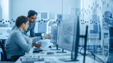 Ofis içi: Kişisel Bilgisayar üzerine çalışan Dijital Mühendislik Profesyoneli, CAD SoftwareIn Factory Workshop 'ta 3B Bileşen Tasarım.