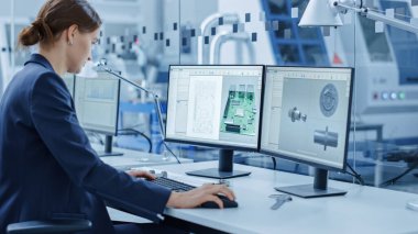 Kişisel Bilgisayar üzerinde çalışan kadın mühendis, İki Monitör Kroma Anahtar Yeşil Ekran Görüntüsü ve 3D Endüstriyel Makine Mekanizması Modeli ile CAD Yazılımı gösteriyor. Çalışan Modern Fabrika