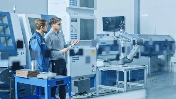 Gyári műhelyben: A dolgozók csúcstechnológiás ipari CNC gépeket, robotkart használnak. Inside Office: Digitális mérnöki munka személyi számítógépen, 3D komponens tervezése CAD szoftverben — Stock Fotó