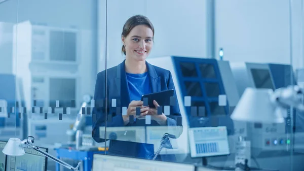 Moderní tovární kancelář: Portrét mladé a sebevědomé ženy Průmyslový inženýr stojící a držící digitální tablet. Úřad průmyslové továrny se skleněnou stěnou a CNC strojírnou — Stock fotografie