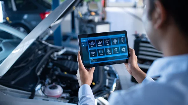 Car Service Manager ou mécanicien utilise un ordinateur tablette avec un logiciel de diagnostic interactif futuriste. Spécialiste Inspection du véhicule afin de trouver des composants cassés dans le compartiment moteur. — Photo