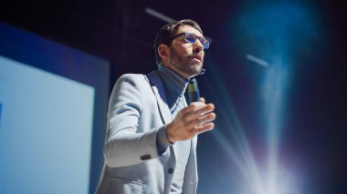 Motivasyon Sözcüsü 'nün Portresi, Mutluluk, Özgüven, Başarı, Güçlendirme, Verimlilik ve Nasıl Daha Üretken Olunur Hakkında Konuşuyor. Sinematografik Işıklı Geniş Konferans Salonu.