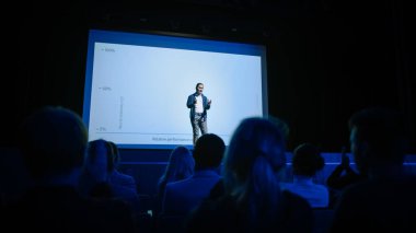 Konferans Aşaması: Sözcü Yeni Ürün Sunar, Performans, Sinirsel Ağ, Yapay Zeka, Büyük Veri ve Makine Öğrenimi Hakkında Konuşur. Büyük Seyircilerle Canlı İş Etkinliği