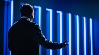 İş Konferansı Sahnesi: Indian Tech Guru, Girişim CEO 'su, Yeni Ürün Sundu, Motivasyon Konuşması Yaptı ve Bilim, Teknoloji, Girişimcilik, Kalkınma, Liderlik Konusunda Ders Verdi