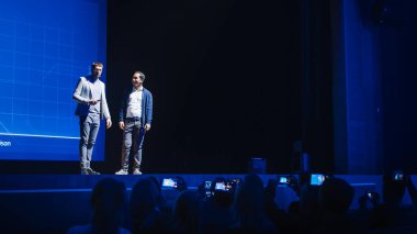 Acemi CEO ve Baş Geliştirici Sahne ve Şimdiki Yeni Ürün 'de duruyor. Konuşmacılar İş, Bilim, Teknoloji, Girişimcilik, Sağlık, Ekoloji, Liderlik ve Dijital Şeyler Konulu Derse Öncülük Ediyor