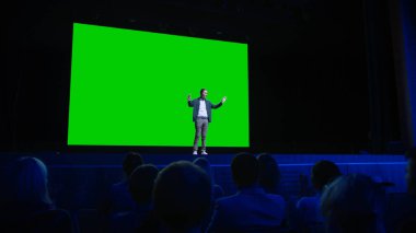 Sahnede, Keynote Sözcüsü Yeni Ürün 'ü Seyirciye, Arkasında Yeşil Ekran, Mock-up, Chroma Key ile Sineması' na sunar. İş Yaşamı Olayı veya Aygıt Açılımı