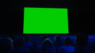 Mock-up Green Screen 'de Yeni Blockbuster Film izlerken Seyirciyi Büyüledi. İnsanlar Video Oyunları Turnuvası 'nı, Canlı Konseri, Yeni Ürün Salımı Karavanını İzliyor