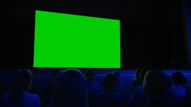 Mock-up Green Screen 'de Yeni Blockbuster Film izlerken Seyirciyi Büyüledi. İnsanlar Video Oyunu Turnuvası İzliyor, Canlı Konser Videosu, Yeni Ürün Salımı Karavanı