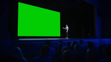 İlham verici Konuşmacı Seyirciye Yeni Ürün Sunuyor, Yeşil Ekran, Model, Chroma Key ile Sinemasının Arkasında. Kadın CEO İş Yaşamı Olayı veya Aygıt Açılışında Liderlik Gösteriyor