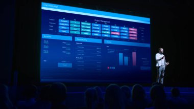 İş Konferansı Ekonomi Konferansı Aşaması: Profesyonel Sözcü Raporunu Bir Konuşmayla ve Büyük Ekran İstatistiklerini Göstererek Bitirdi.