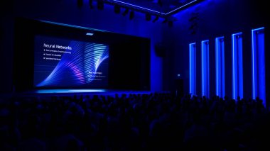 Sinema Tiyatrosu Bilgisayar Bilimi Başlangıç Konferansında: Yeni Ürünün Sunumunu İzleyen Büyüleyici, Sinirsel Ağlar Hakkında Konuşan, Ekranda Yeni Yapay Zeka, Büyük Veri ve Makine Öğrenme Uygulamasını Gösterir.
