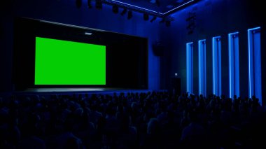 Mock-up Green Screen 'de Yeni Blockbuster Film seyreden Seyircileri Büyüledi. İnsanlar Video Oyunu Turnuvası, Konser Videosu, Ürün Salımı Karavanı 'nı İzliyor.