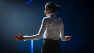 Sahnedeki Kadın Motivasyon Sözcüsü, Mutluluk, Çeşitlilik, Başarı, Liderlik, BTMM ve Üretici Olmak Hakkında Konuşuyor. Kadın Sunucu Teknoloji İş Konferansını Yönetti.