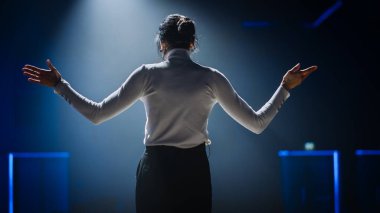 Sahnedeki Kadın Motivasyon Sözcüsü, Mutluluk, Çeşitlilik, Başarı, Liderlik, BTMM ve Üretici Olmak Hakkında Konuşuyor. Kadın Sunucu Teknoloji İş Konferansını Yönetti.