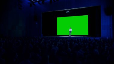 Keynote Sözcüsü Yeni Ürün Sunumunu Seyirciye Yapıyor, Ardında Yeşil Ekran, Model, Kroma Anahtarlı Sinema Salonu. İş Konferansı Canlı Olay veya Aygıt Açıklaması