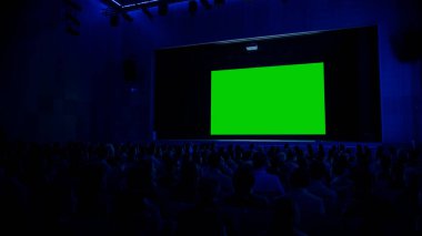 Modern Sinema Tiyatrosu 'nda Yeni Blockbuster Filmini Mock-up Green Screen' de seyreden seyirciyi büyüledi. İnsanlar Video Oyunu Turnuvası İzliyor, Canlı Konser Videosu, Yeni Ürün Salımı Karavanı