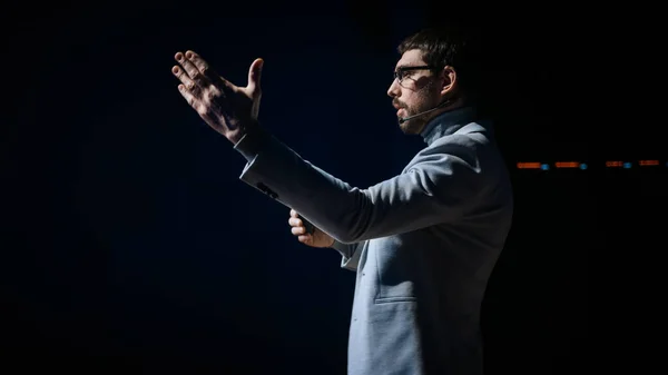 Etapa da conferência da tecnologia: O orador fala sobre o produto. Redes Neurais, Inteligência Artificial, Big Data e Machine Learning. Screen Shows Infográficos, Estatística. Evento de negócio de inicialização ao vivo — Fotografia de Stock