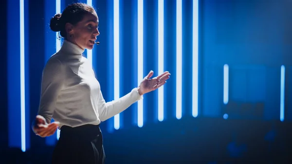 Kvinnelig motiverende taler på scenen, snakker om lykke, mangfold, suksess, lederskap, STEM og hvordan være produktiv. Women Presenter leder Tech Business Conference. Lavvinkelportrett – stockfoto