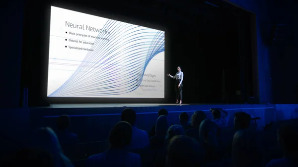 컴퓨터 과학 스타트업 콘퍼런스 : On Stage Speaker Does Presentation of New Product, Talks about Neural Networks, Shows New AI, Big Data and Machine Learning App on Big Screen. 생생 한 사건 — 스톡 사진