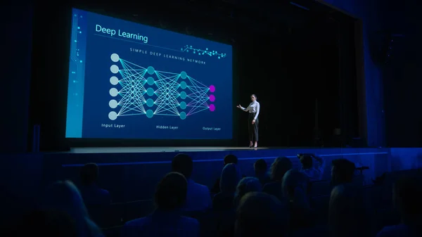 컴퓨터 과학 스타트업 콘퍼런스 : On Stage Speaker Does Presentation of New Product, Talks about Deep Learning, Shows New AI, Big Data and Machine Learning App on Big Screen. 생생 한 사건 — 스톡 사진