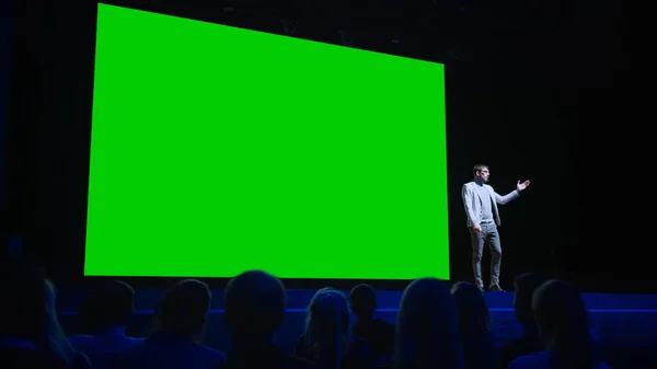 Software Startup Fundador hace la presentación de nuevo producto a la audiencia, Detrás de él Cine con pantalla verde, Mock-up, Chroma Key. Conferencia de negocios Evento en vivo o revelación de dispositivos —  Fotos de Stock