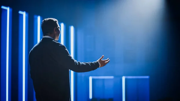 Business Conference Stage: Indian Tech Guru, Startup CEO uvádí nový produkt, Holding Laptop, Má motivační řeči, a přednáška o vědě, technologie, podnikání, rozvoj, vedení — Stock fotografie