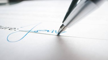 Kişi İmza Önemli Belge. Mühim İş Sözleşmesi 'ni imzalarken Kalemin Ucunu İzleyen Kamera. Şablon Belgesinde Yapılan 