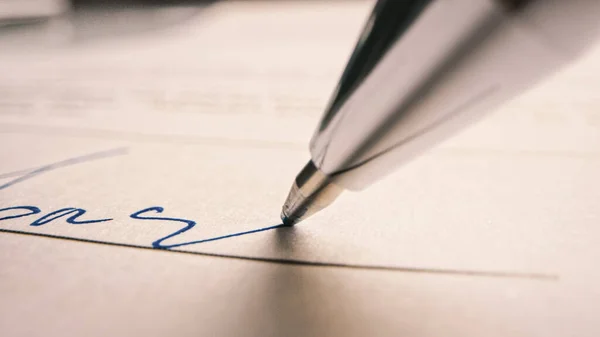 Person signiert wichtiges Dokument. Kamera folgt der Spitze des Kugelschreibers, während sie einen wichtigen Geschäftsvertrag unterzeichnet. Mock-up "Lorem Ipsum" Unterschrift auf dem Template-Dokument. Makro-Nahaufnahme — Stockfoto