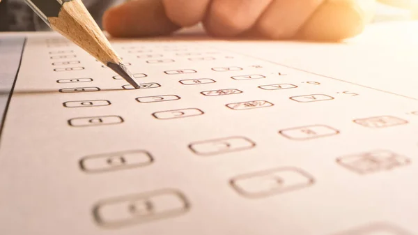 On Exam Test Person Colors Right Answers with a Pencil. Filling up Answer Sheet with Standardized Tests, Marking Correct Answer Bubbles — Stock Photo, Image