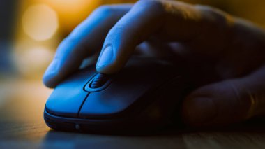 Yakın plan Makro Çekim: Kablosuz Bilgisayar Fare Kullanan İnsanlar, Uygulamalar ve Web siteleri aracılığıyla Bir Tekerlek ve Düğmelere Tıklama ile Kaydırma. Arka planda Akşam Işığında