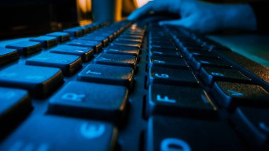 Bilgisayar Klavyesinin Macro Shotof 'unu yakın plan çekimleri. Çalışmak, e-posta yazmak, internet kullanmak. Koyu ve Mavi Renkler