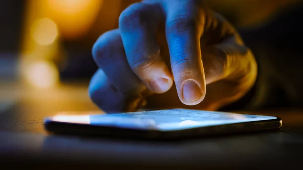 Touch Screen Smartphone Deitado na mesa enquanto a pessoa está digitando uma mensagem. Conceito de escrita de e-mail, Conversando em aplicativos de mídia social, Enviando um SMS, Tomando nota. Vista macro de close-up — Fotografia de Stock