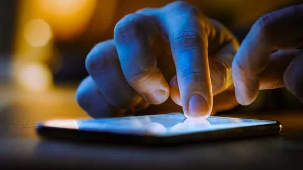Touch Screen Smartphone Leżąc na stole, podczas gdy Osoba wpisuje wiadomość. Koncepcja pisania e-maili, Czatowanie w aplikacjach społecznościowych, Wysyłanie SMS-ów, Odnotowywanie. Widok makro z bliska — Zdjęcie stockowe