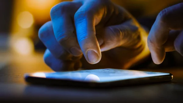 Touch Screen Smartphone Sdraiato sul tavolo mentre la persona sta digitando un messaggio. Concetto di scrittura e-mail, Chiacchierare in applicazioni di social media, Invio di un SMS, Prendendo nota. Vista macro da vicino — Foto Stock