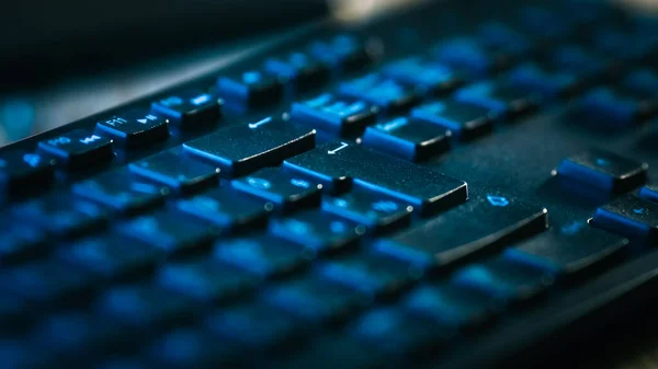 Primer plano Macro Shot of Black Computer Keyboard. Trabajar, Escribir Emails, Usar Internet. Colores oscuro y azul —  Fotos de Stock