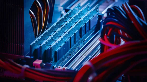 Крупный план Макросъемка установленной оперативной памяти в слоте материнской платы компьютера. Технически продвинутая система PC Server. Современный High-End PC Shot in Stylish Neon, Pink-Blue Colors . — стоковое фото