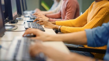 Çoklu Etnik İnsanlar Sırası PC 'de çalışıyor. Ofis Teknik Destek Ekibi Üyeleri Bilgisayarlar üzerinde çalışıyor, İnsanların Çözüm Bulmasına Yardım Ediyor. Ellere Odaklanma