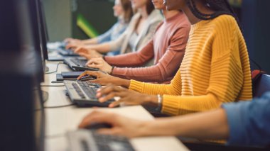 Çoklu Etnik İnsanlar Sırası PC 'de çalışıyor. Ofis Teknik Destek Ekibi Üyeleri Bilgisayarlar üzerinde çalışıyor, İnsanların Çözüm Bulmasına Yardım Ediyor. Ellere Odaklanma