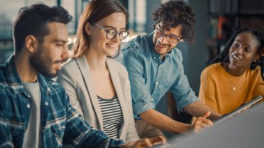 Üniversite Kütüphanesi: Eşit Kabiliyette Öğrencilerin Çeşitli Toplulukları Tartışır, Laptop kullanın, Sınavlara Birlikte Hazırlık, Yardım, Araştırma Konuları Kağıt Ödevi İçin Birlikte Hazırlanın. Mutlu Gençler Çalışması