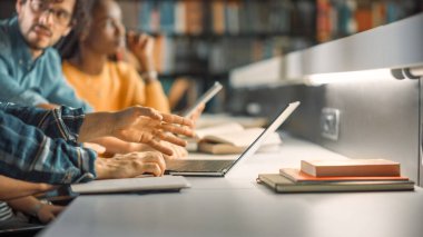 Çeşitli Zeki İnternet Girişimcileri ve Büro Uzmanlarının Toplantısı, Konuşması, Laptopları Kullanması, Çözümleri Bulması ve Çözümlemesi Gereken Sorunları Var. Çalışan Yetenekli Gençler