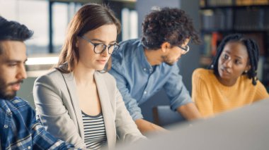 Çeşitli Zeki İnternet Girişimcileri ve Büro Uzmanlarının Toplantısı, Konuşması, Laptopları Kullanması, Çözümleri Bulması ve Çözümlemesi Gereken Sorunları Var. Çalışan Yetenekli Gençler