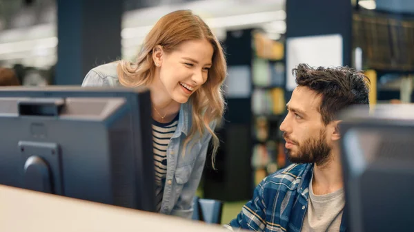 University Library: Bright Caucasian Girl and Talented Hispanic Boy Study for Exams As Team, Work on Assignment, Use Computer, Chat, Look for Solution, 설명 Subject. 대학생들이 함께 일한다 — 스톡 사진