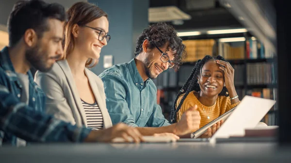 Une équipe diversifiée de jeunes entrepreneurs brillants et de spécialistes de bureau se réunissent, discutent, utilisent un ordinateur tablette numérique, trouvent des solutions et résolvent des problèmes. Jeunes gens talentueux qui travaillent — Photo